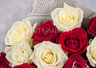 Купить Букет из 35 белых и красных роз 60 см (Россия) в упаковке в Санкт-Петербурге с бесплатной доставкой: цена, фото, описание