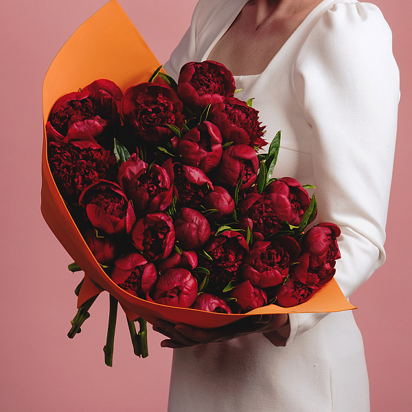 Купить Букет из 25 бордовых пионов (Премиум) в  с бесплатной доставкой: цена, фото, описание