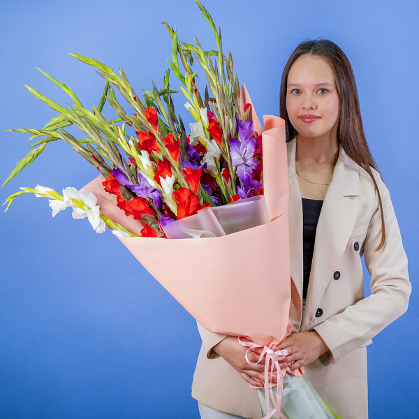 Купить Букет из 25 гладиолусов микс в упаковке в  с бесплатной доставкой: цена, фото, описание