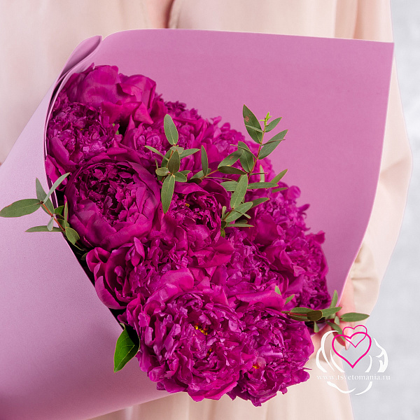 Купить Букет из 15 пионов с эвкалиптом (Стандарт) в  с бесплатной доставкой: цена, фото, описание