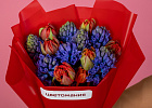 Купить Букет из красных тюльпанов и синих гиацинтов в  с бесплатной доставкой: цена, фото, описание