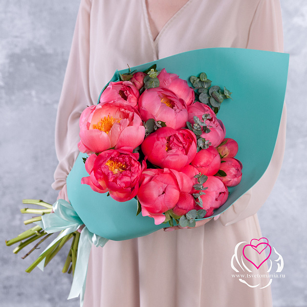 Купить Букет из 15 коралловых пионов (Премиум) с эвкалиптом в  с бесплатной доставкой: цена, фото, описание