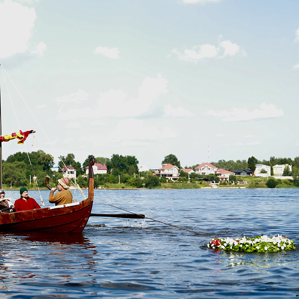 Купить Венок из живых цветов в  с бесплатной доставкой: цена, фото, описание