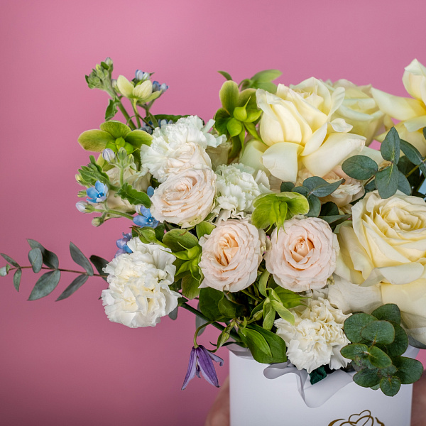 Купить Композиция в шляпной коробке «Шарм» в  с бесплатной доставкой: цена, фото, описание