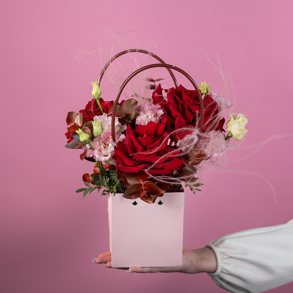 Купить Композиция в сумочке «Чувственный поцелуй» в  с бесплатной доставкой: цена, фото, описание