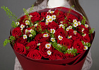 Купить Букет из красных роз и ромашек в  с бесплатной доставкой: цена, фото, описание