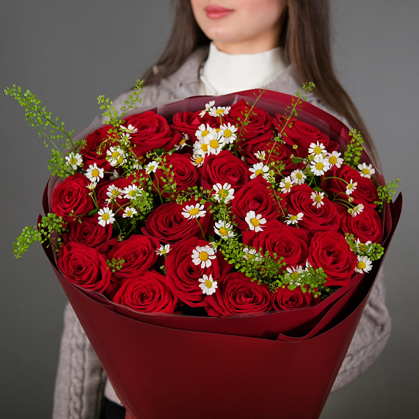 Купить Букет из красных роз и ромашек в  с бесплатной доставкой: цена, фото, описание