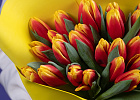 Купить Букет 35 красно-желтых тюльпанов в  с бесплатной доставкой: цена, фото, описание