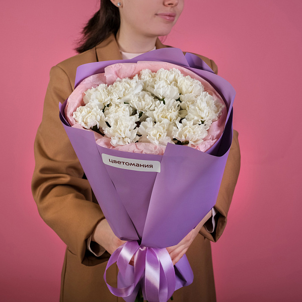 Купить Букет из 17 белых гвоздик в упаковке в  с бесплатной доставкой: цена, фото, описание