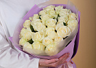 Купить Букет из 25 белых роз 40-50 см (Эквадор) в Санкт-Петербурге с бесплатной доставкой: цена, фото, описание