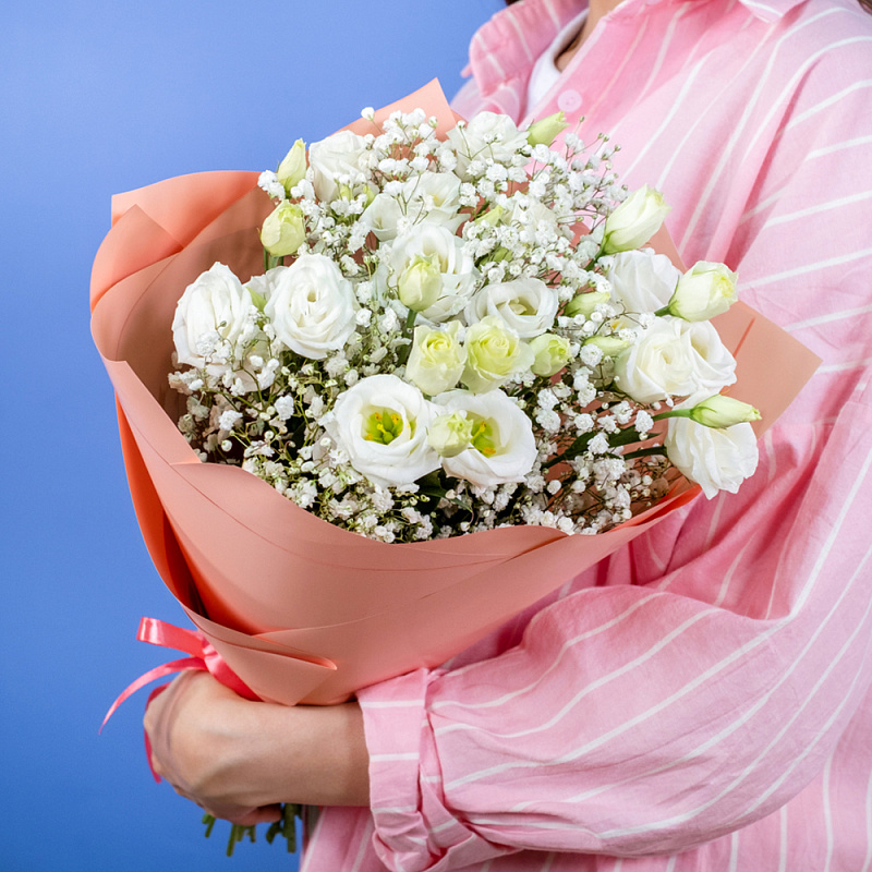 Букет из эустомы с гипсофилами