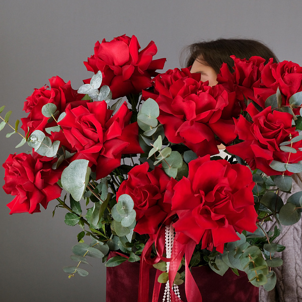 Купить Композиция в шляпной коробке «Роскошь» М в  с бесплатной доставкой: цена, фото, описание