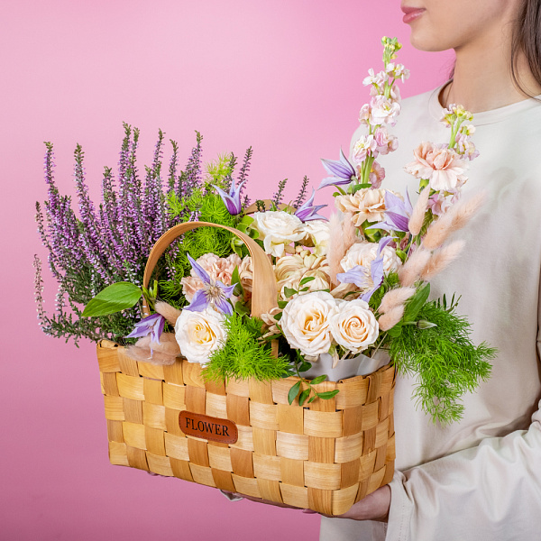 Купить Композиция в корзине «Сказочная история» в  с бесплатной доставкой: цена, фото, описание