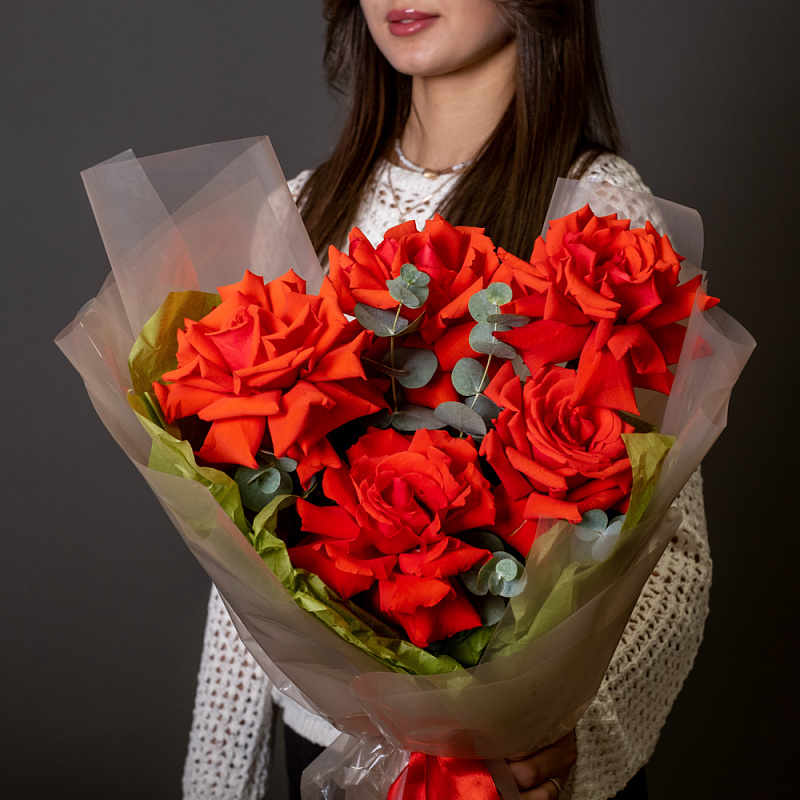 Букет из 5 алых французских роз с эвкалиптом