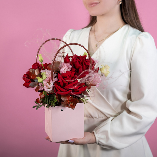 Купить Композиция в сумочке «Чувственный поцелуй» в  с бесплатной доставкой: цена, фото, описание