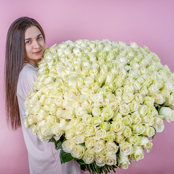 Купить Букет из 300 белых роз 70 см (Эквадор) в  с бесплатной доставкой: цена, фото, описание