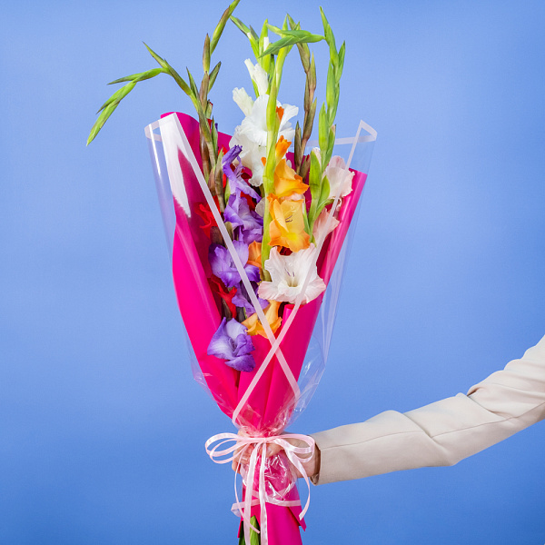 Купить Букет из 7 гладиолусов микс в упаковке в  с бесплатной доставкой: цена, фото, описание