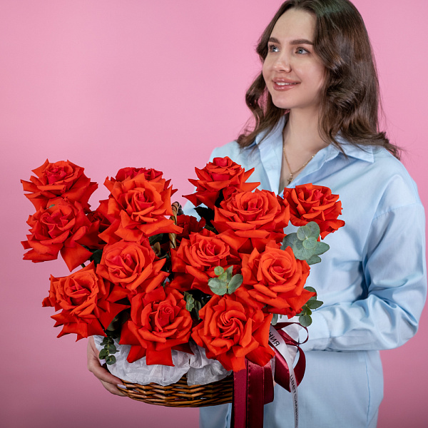 Купить Корзина 15 алых французских роз с эвкалиптом в  с бесплатной доставкой: цена, фото, описание