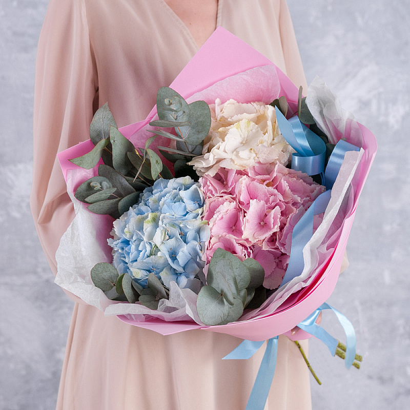 Букет из 3 гортензий микс с эвкалиптом