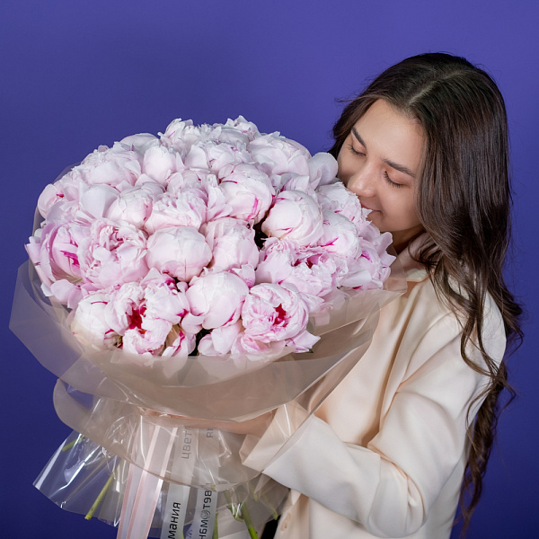 Купить Букет из 35 розовых пионов (Премиум) в  с бесплатной доставкой: цена, фото, описание