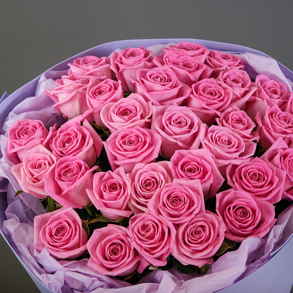 Купить Букет из 35 розовых роз 60 см (Россия) в упаковке в  с бесплатной доставкой: цена, фото, описание