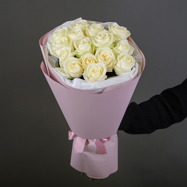 Купить Букет из 15 белых роз 60 см (Россия) в упаковке в  с бесплатной доставкой: цена, фото, описание
