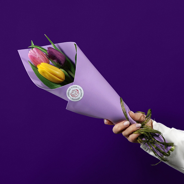 Купить Букет 3 тюльпана микс в упаковке в  с бесплатной доставкой: цена, фото, описание