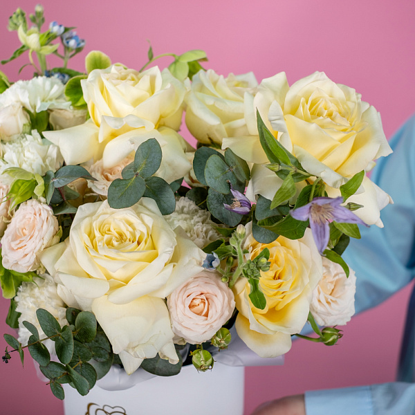 Купить Композиция в шляпной коробке «Шарм» в  с бесплатной доставкой: цена, фото, описание