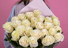 Купить Букет из 25 белых роз 60-70 см (Эквадор) в упаковке в  с бесплатной доставкой: цена, фото, описание