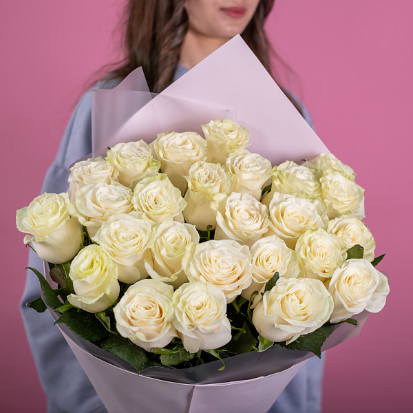 Купить Букет из 25 белых роз 60-70 см (Эквадор) в упаковке в  с бесплатной доставкой: цена, фото, описание