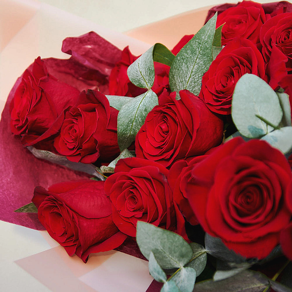 Купить Букет «Грация» из красных роз и веток эвкалипта в  с бесплатной доставкой: цена, фото, описание