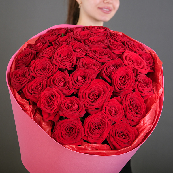 Купить Букет из 35 красных роз 60 см (Россия) в упаковке в  с бесплатной доставкой: цена, фото, описание