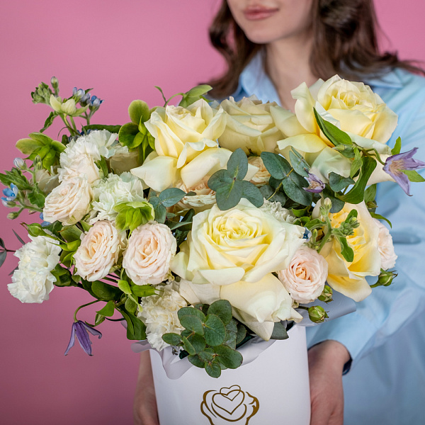 Купить Композиция в шляпной коробке «Шарм» в  с бесплатной доставкой: цена, фото, описание