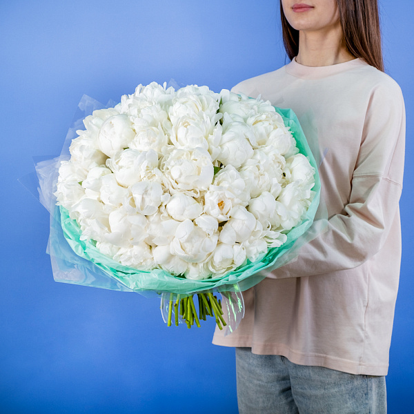 Купить Букет из 50 белых пионов (Премиум) в  с бесплатной доставкой: цена, фото, описание