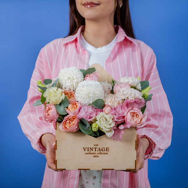 Купить Композиция в деревянном ящике «Приятный сюрприз» в  с бесплатной доставкой: цена, фото, описание