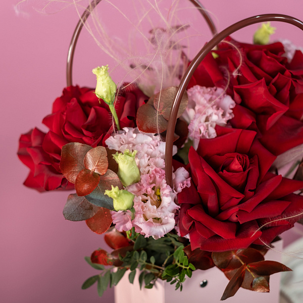 Купить Композиция в сумочке «Чувственный поцелуй» в  с бесплатной доставкой: цена, фото, описание