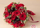Купить Букет невесты из красных роз и гиперикума в Санкт-Петербурге с бесплатной доставкой: цена, фото, описание