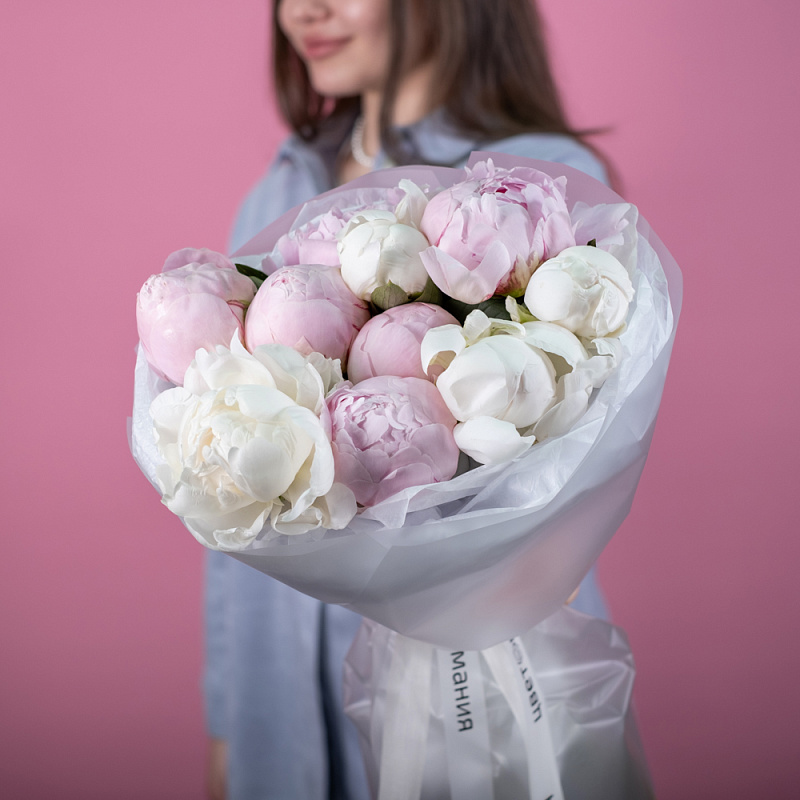 Букет из 11 белых и розовых пионов (Премиум)