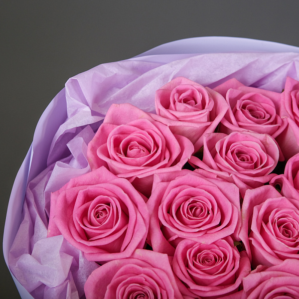 Купить Букет из 15 розовых роз 60 см (Россия) в упаковке в  с бесплатной доставкой: цена, фото, описание