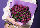 Купить Букет 51 фиолетовый тюльпан в Санкт-Петербурге с бесплатной доставкой: цена, фото, описание