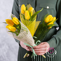 Купить Букет 3 жёлтых тюльпана в сетке в Санкт-Петербурге с бесплатной доставкой: цена, фото, описание