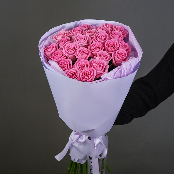 Купить Букет из 25 розовых роз 60 см (Россия) в упаковке в  с бесплатной доставкой: цена, фото, описание