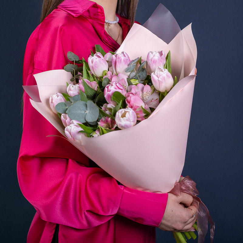 Букет из розовых тюльпанов и альстромерий
