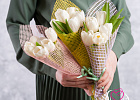 Купить Букет 5 белых тюльпанов в сетке в Санкт-Петербурге с бесплатной доставкой: цена, фото, описание