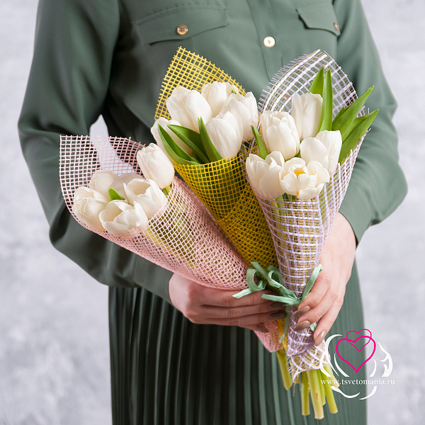 Купить Букет 5 белых тюльпанов в сетке в Санкт-Петербурге с бесплатной доставкой: цена, фото, описание
