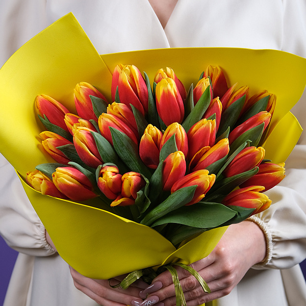 Купить Букет 35 красно-желтых тюльпанов в  с бесплатной доставкой: цена, фото, описание