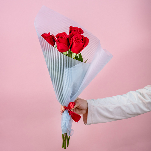 Купить Букет из 4 красных роз 50 см (Эквадор) в  с бесплатной доставкой: цена, фото, описание