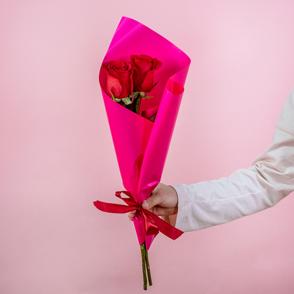 Купить Букет из 2 красных роз 50 см (Эквадор) в  с бесплатной доставкой: цена, фото, описание