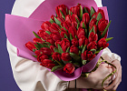 Купить Букет 51 красный тюльпан в Санкт-Петербурге с бесплатной доставкой: цена, фото, описание