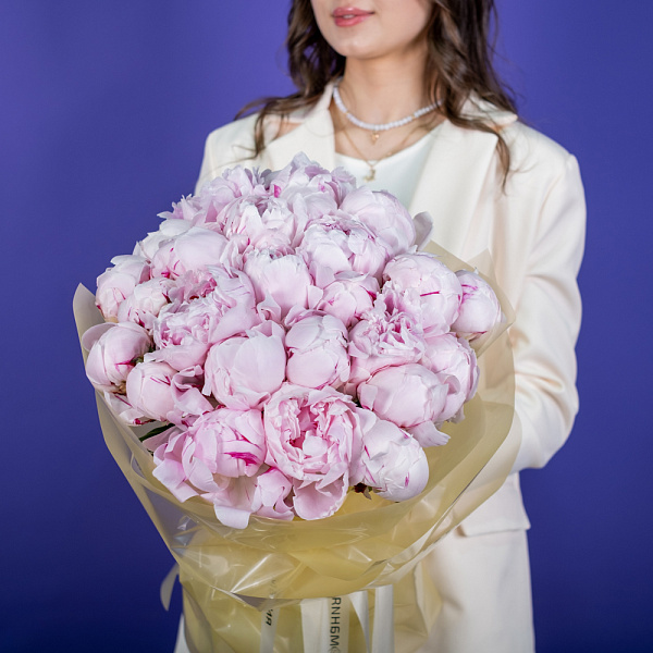Купить Букет из 25 розовых пионов (Премиум) в  с бесплатной доставкой: цена, фото, описание